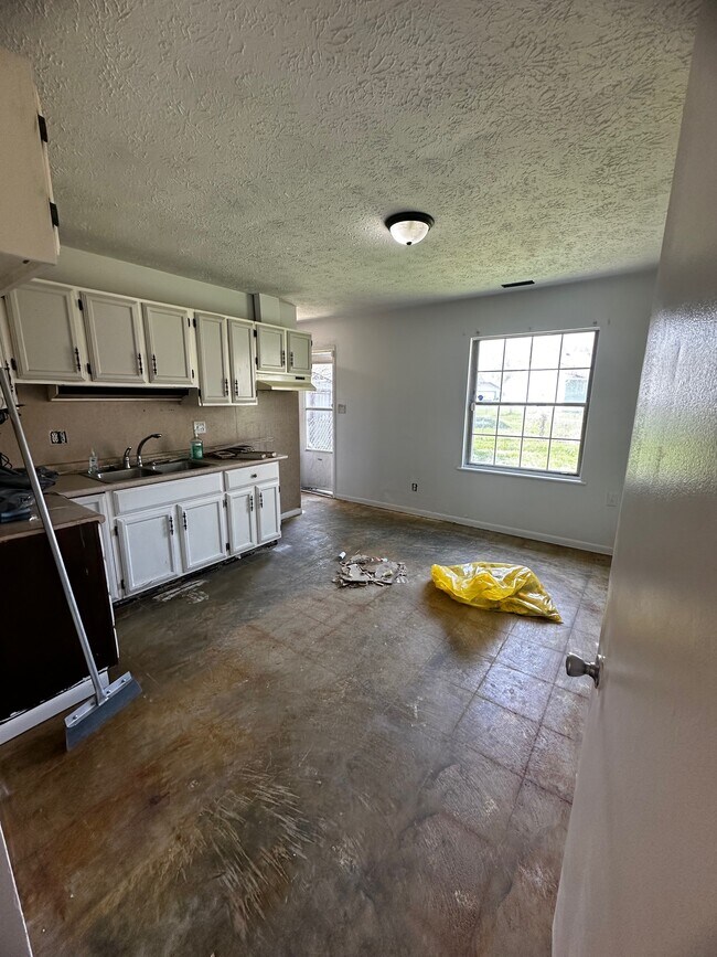 Building Photo - 4322 Phoenix Dr