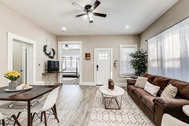 Building Photo - 611 Lincoln St