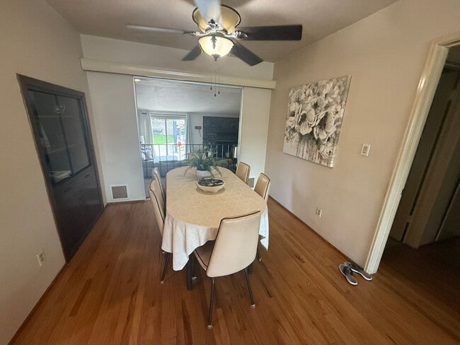 Foto del edificio - Charming 2 Bedroom, 2 Bath Home with Fence...