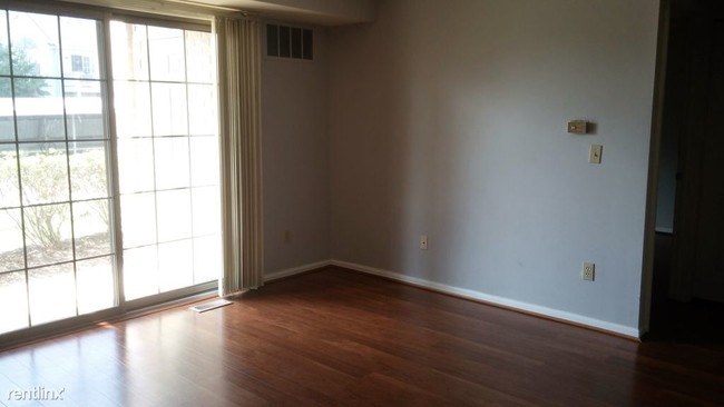 Foto del edificio - 212 Oakbrooke Dr