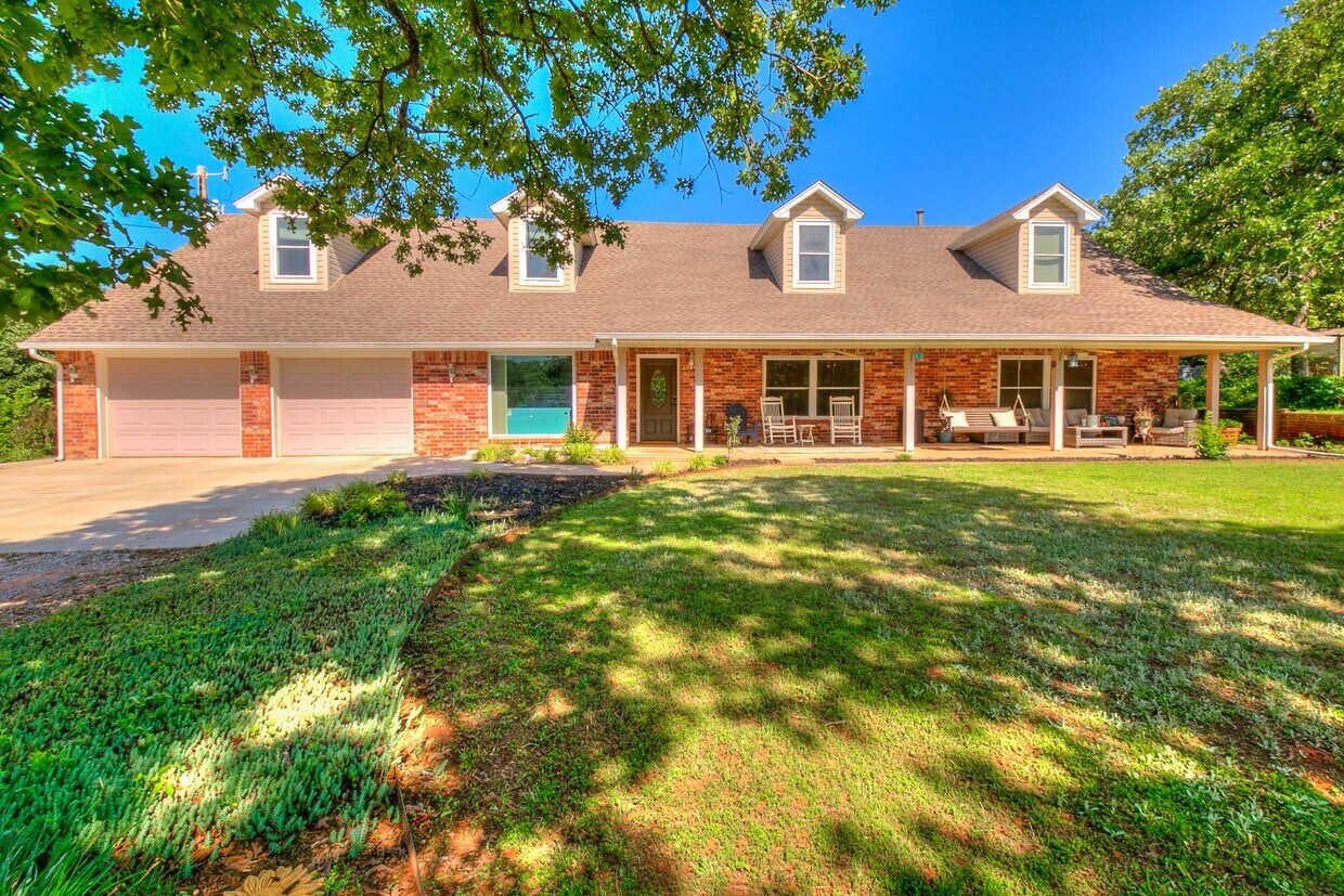 Foto principal - 8000 N Harrah Rd
