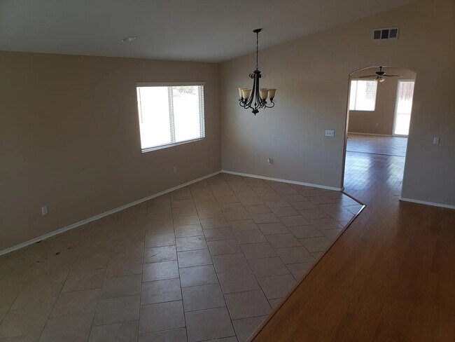 Building Photo - 27670 Hollyoak Way