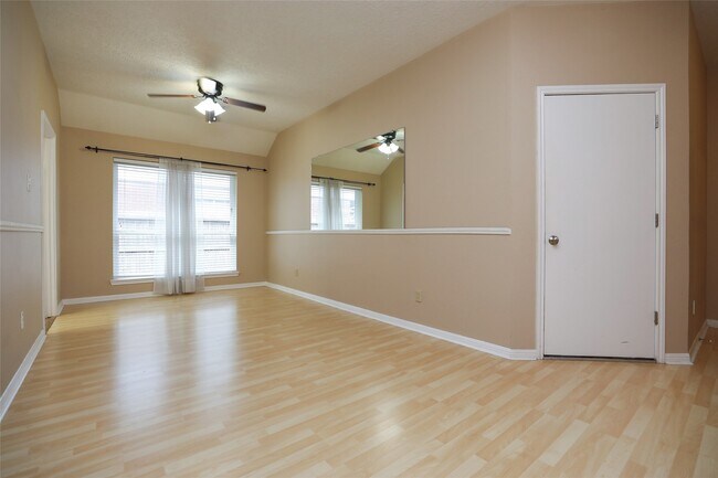 Foto del edificio - 22815 Red River Dr