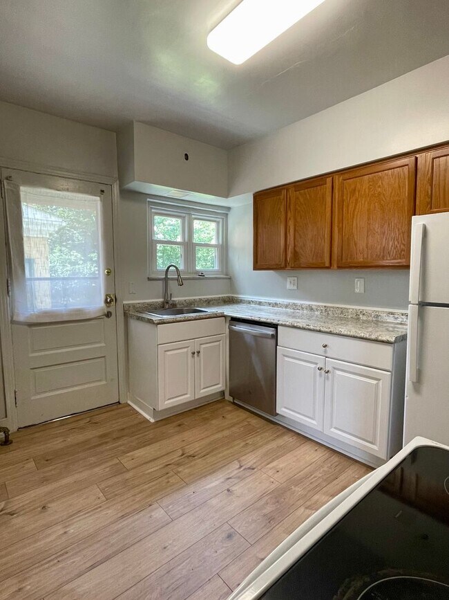 Foto del edificio - 1st Fl 2 Bed/1 Bath Wilkinsburg Unit