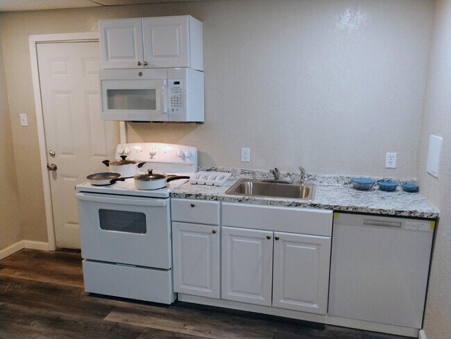 Foto del edificio - 1704 Commercial Ave