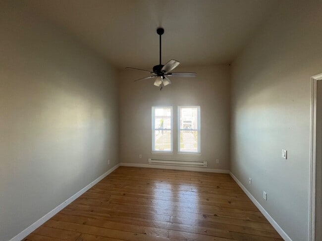 Foto del edificio - 402 E Milwaukee St