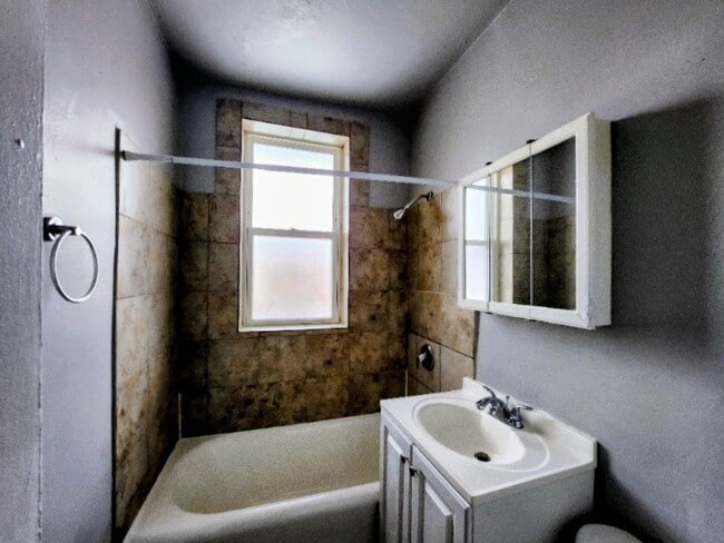 Photo - 644 N Mayfield Ave (Chicago, IL) Apartment