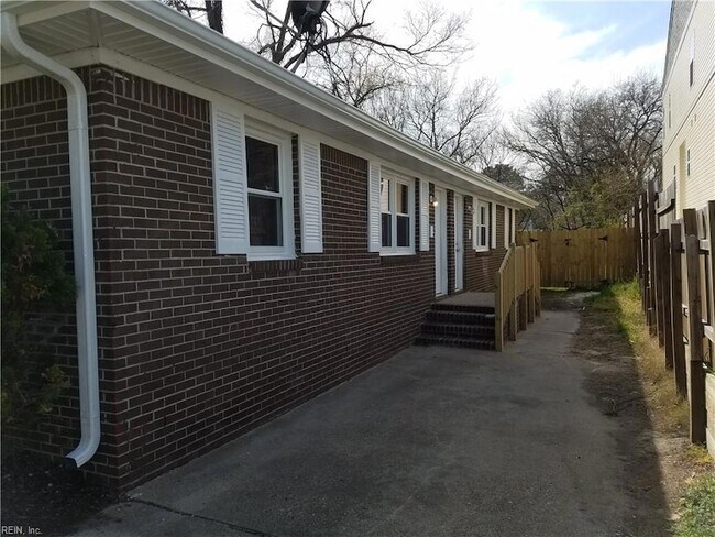 Foto del edificio - 8021 Ransom Rd