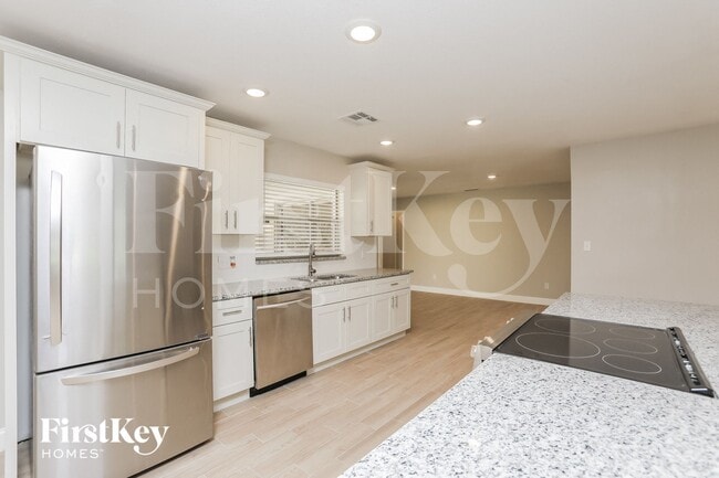 Building Photo - 7033 Crestlake Dr