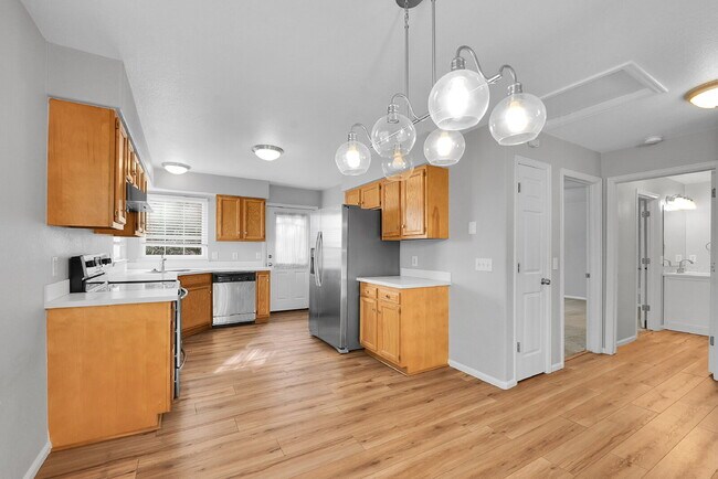 Foto del edificio - $2,550.00 - 3-bed, 3-bath split-level loca...