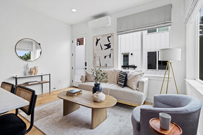 Foto del edificio - Bright & Charming 2bed/2bath Townhome in P...