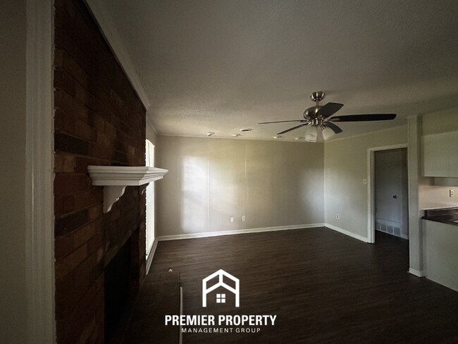 Foto del edificio - Charming 3BR/2BA Horn Lake Home | Hardwood Floors, Brick Fireplace & Fenced Yard