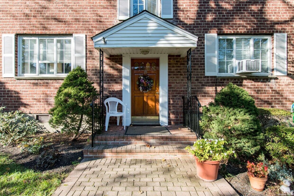 35 Nathan Hale Dr Unit 25A, Huntington, NY 11743 Room for Rent in