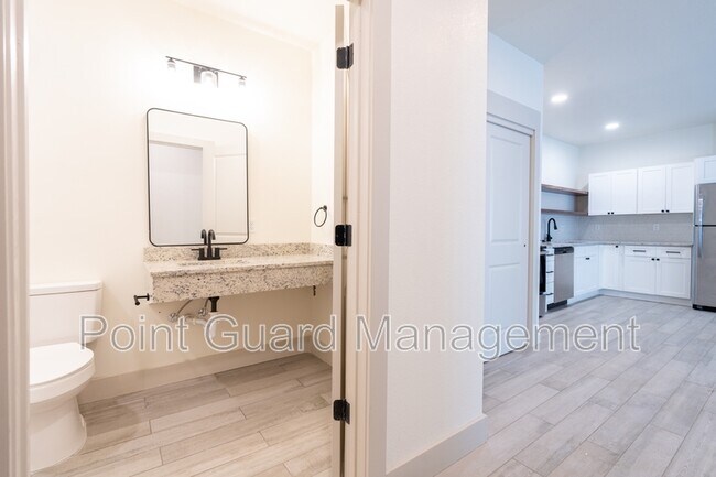 Foto del edificio - 1230 N Greenwich Rd