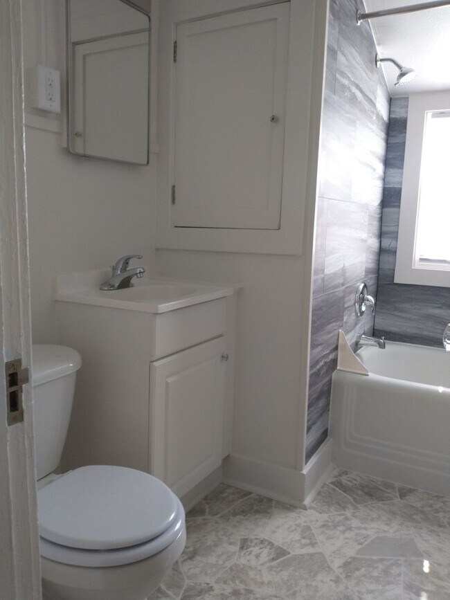 Building Photo - $1100 - 2 Bedroom 1 Bath Duplex - Walk to ...
