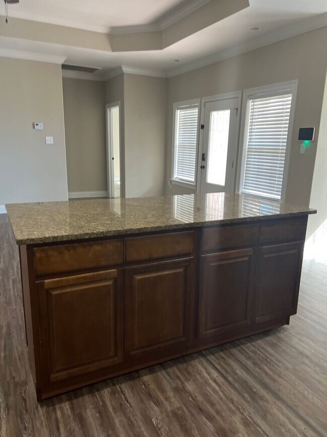 Foto del edificio - 1516 High School Dr