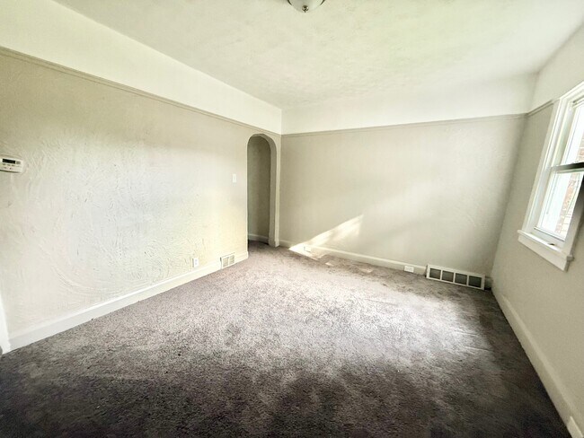 Building Photo - 864 Vankirk St