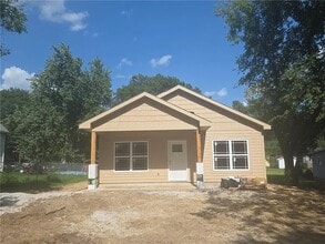 Building Photo - 733 N Oak St