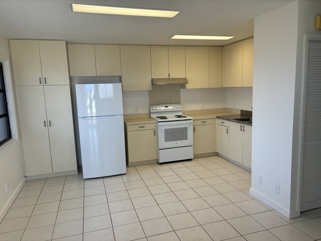 Building Photo - 3850 Kaimuki Ave