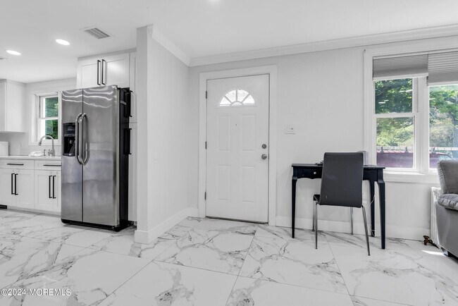 Foto del edificio - 295 Roosevelt Ave