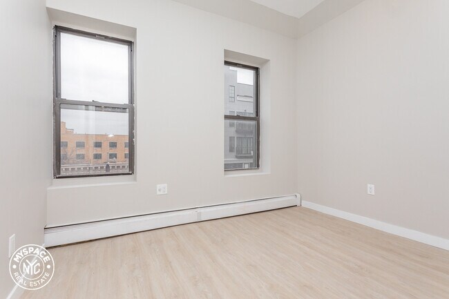 Foto del edificio - 879 Dekalb Ave