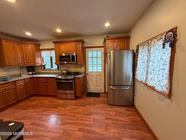 Foto del edificio - 79-81-81 Branch Ave