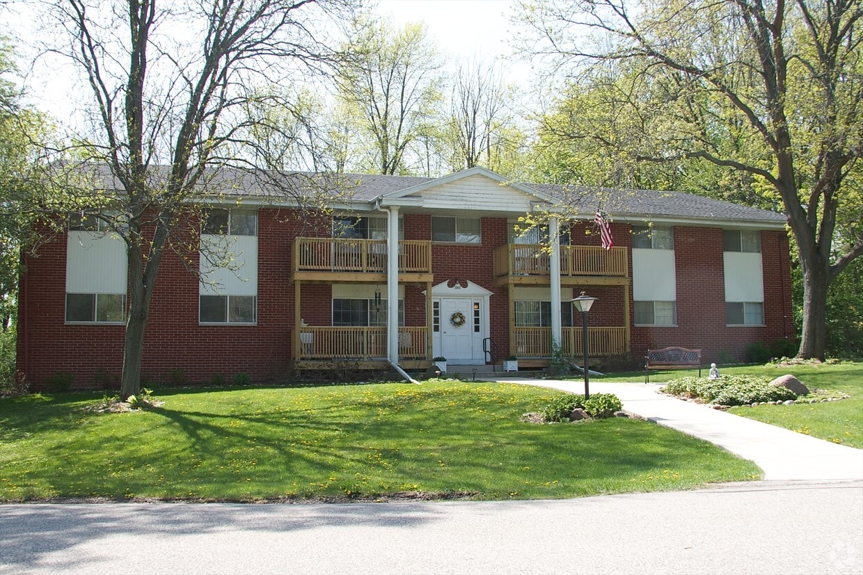 207 209 Williamsburg Dr Apartments in Thiensville, WI