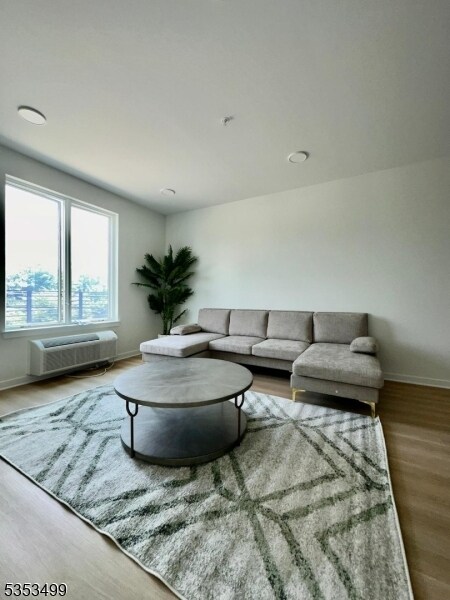 Foto del edificio - 321 E 3rd St