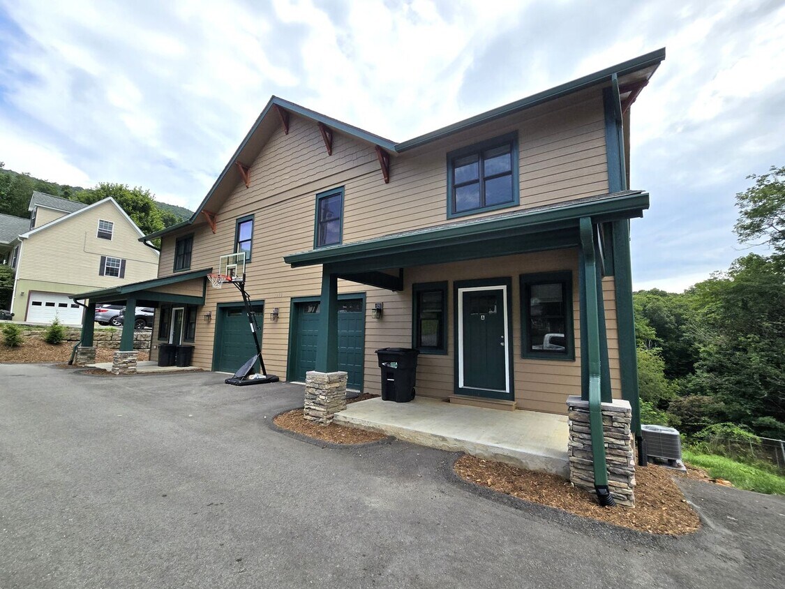 Foto principal - 1232 Highland Hall Rd