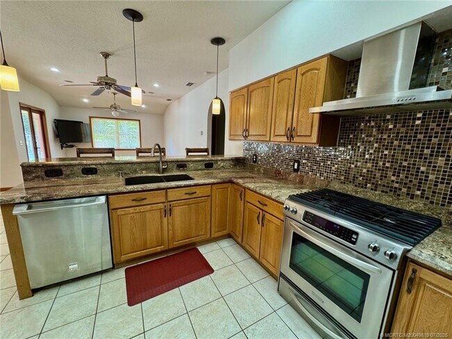 Foto del edificio - 4881 SW Lake Grove Cir