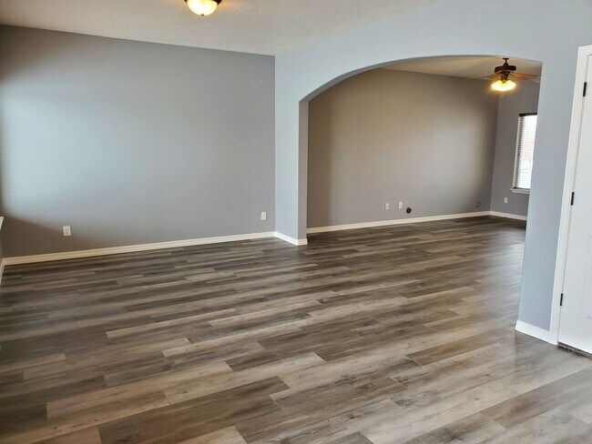 Foto del edificio - Beautiful 4 bedroom 3 bath home in the Lan...