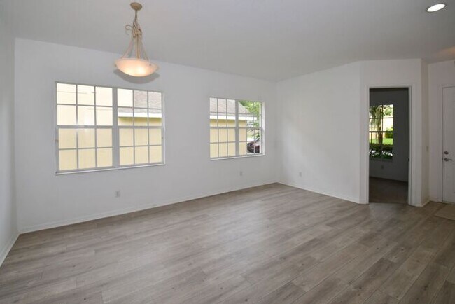Building Photo - Spacious 2 bed Plus Den Home for Lease