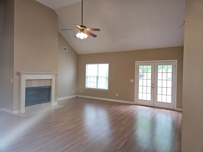 Building Photo - 1112 Windwood St