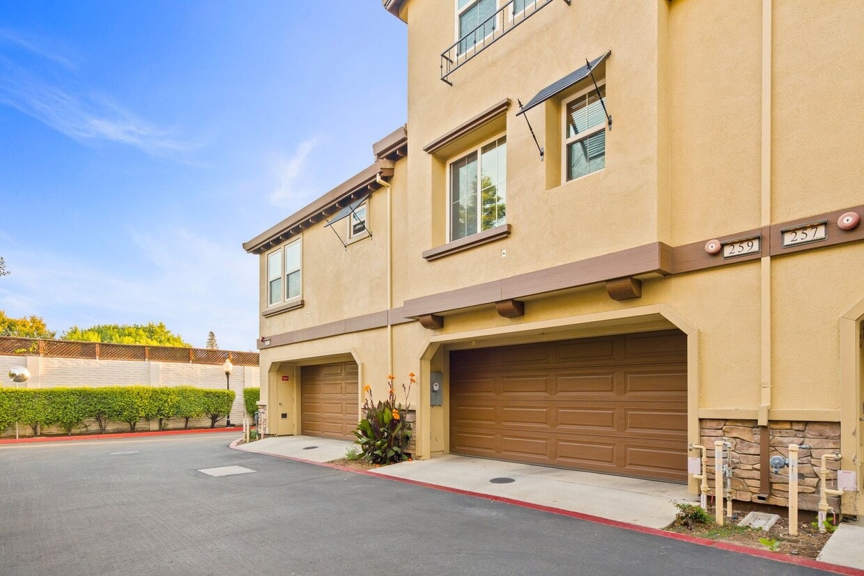 Primary Photo - PRIVATE TOWNHOME NEAR DOWNTOWN STROLL TO E...