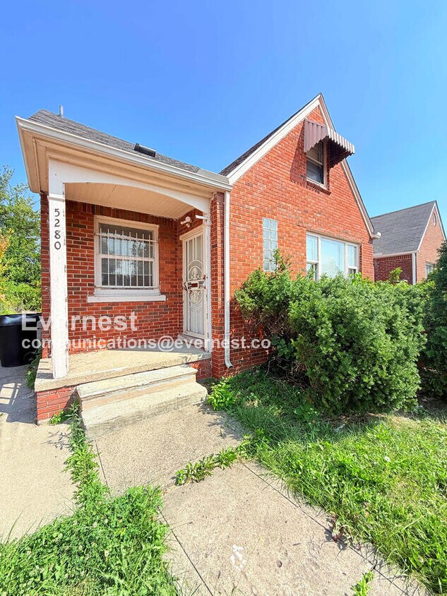 Primary Photo - Lovely 5-Bedroom Home with Hookups / Pet-F...