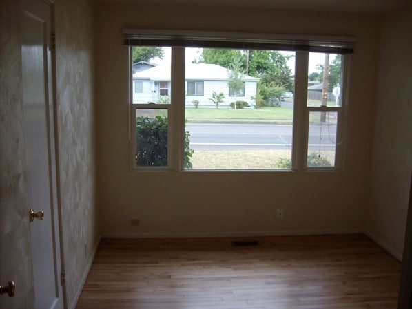 Building Photo - Large house in SW Eugene with forced air h...