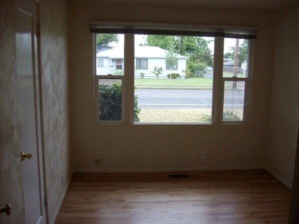 Foto del edificio - Large house in SW Eugene with forced air h...
