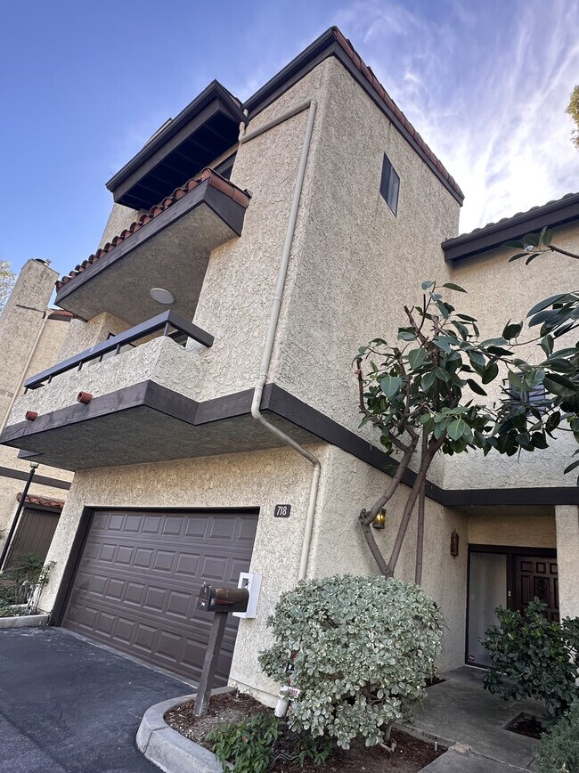 Foto del edificio - 4300 Via Marisol