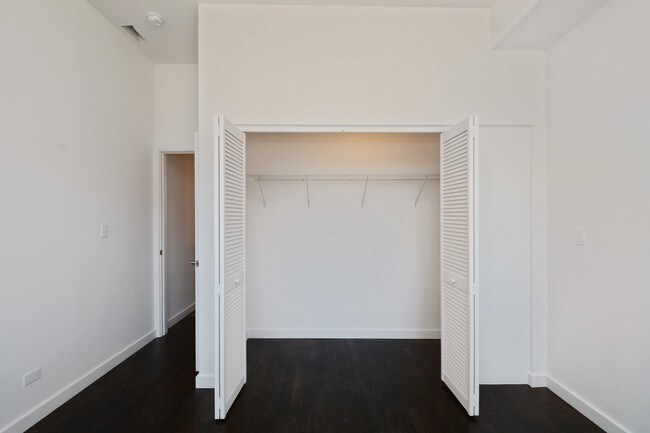 Foto del edificio - 1824 W 35th St