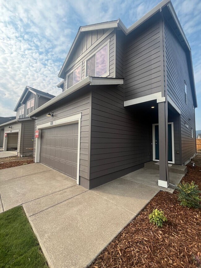 Foto del edificio - Brand New Home! 4- Bedroom 2 1/2- Bathroom