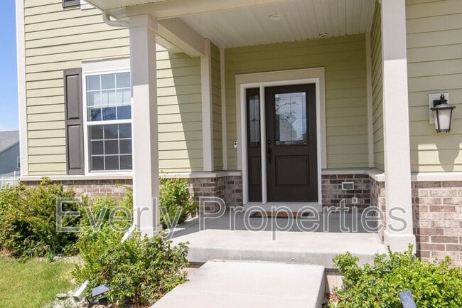 Building Photo - W242N5663 Simona Dr