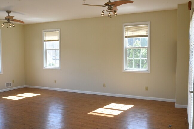 Building Photo - 683 Easton Rd