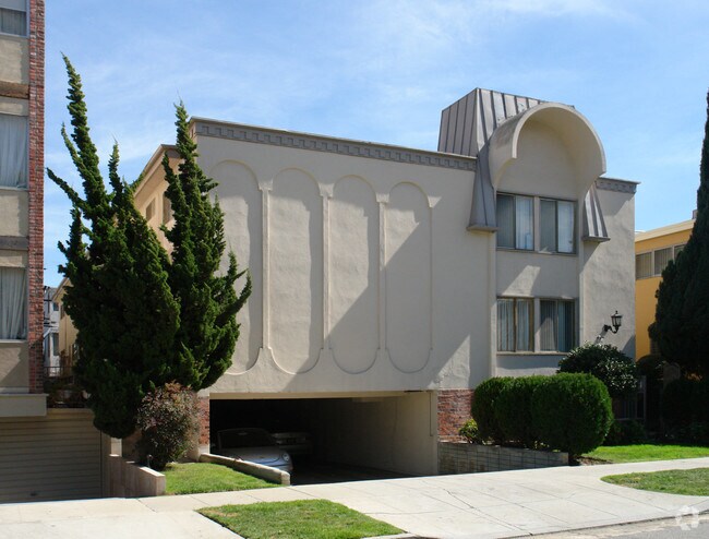 Building Photo - 328 S Elm Dr