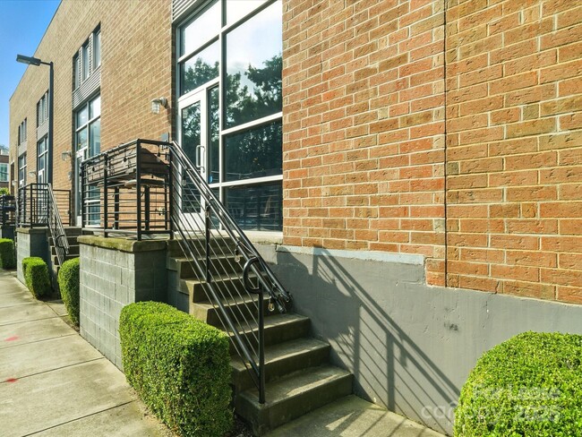 Building Photo - 915 Westmere Ave