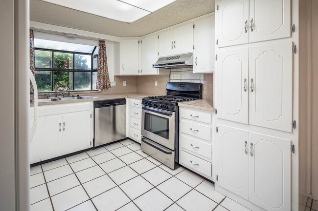 Building Photo - 327 Enchanted Way