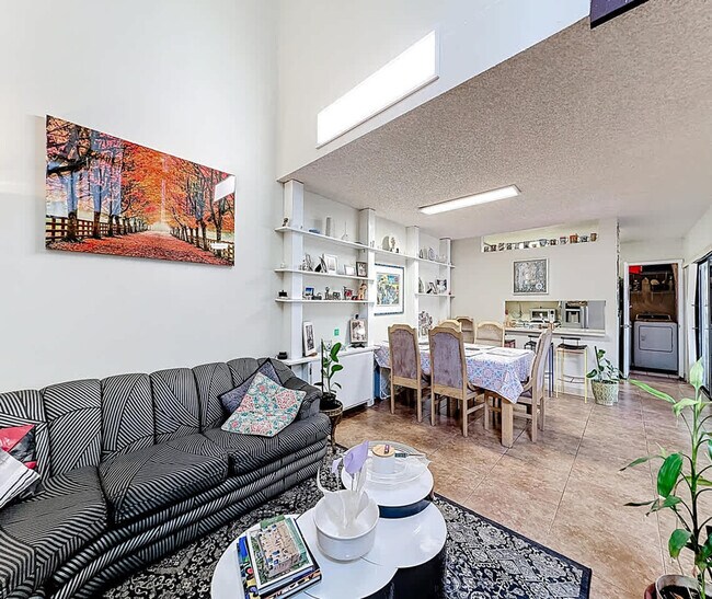 Foto del edificio - 693 NW 102 Pl