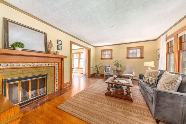 Foto del edificio - Beautiful 3 Bedroom House in Ideal Wauwatosa Location!