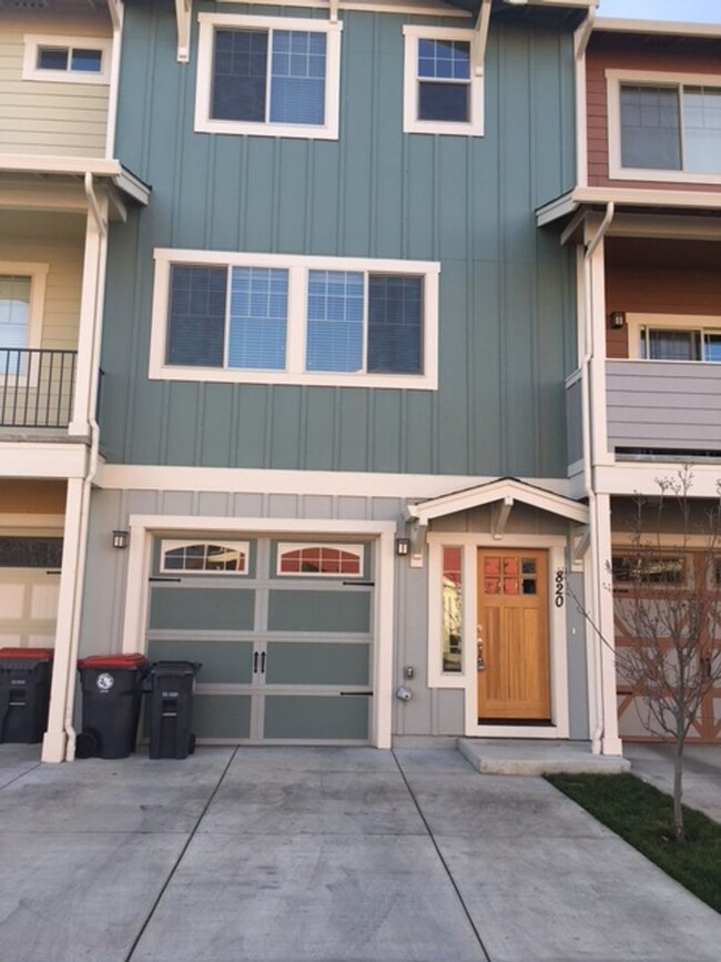 Foto del edificio - 3 LEVEL CONDO W/ UPGRADES, GARAGE/ FENCED ...