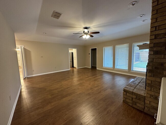 Foto del edificio - 4850 Jennifer Ln