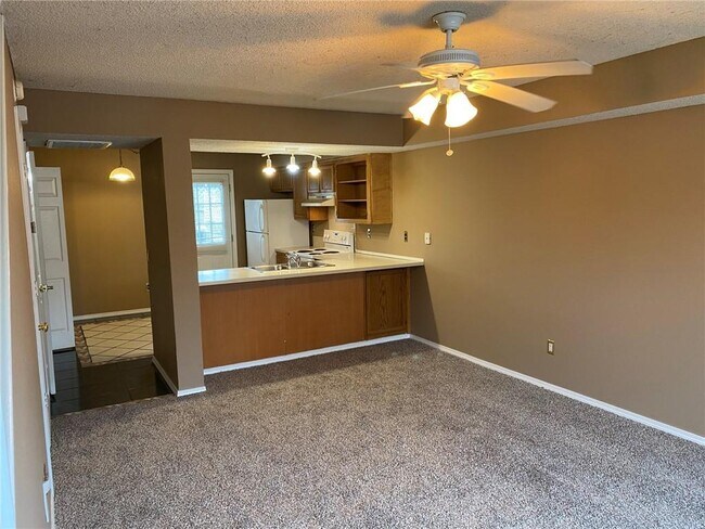 Building Photo - 708 Durham Ln